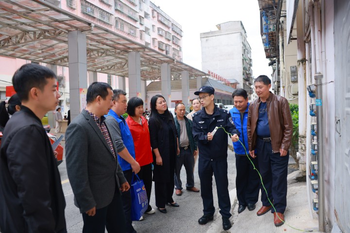 街坊鄰居成了“管事人”